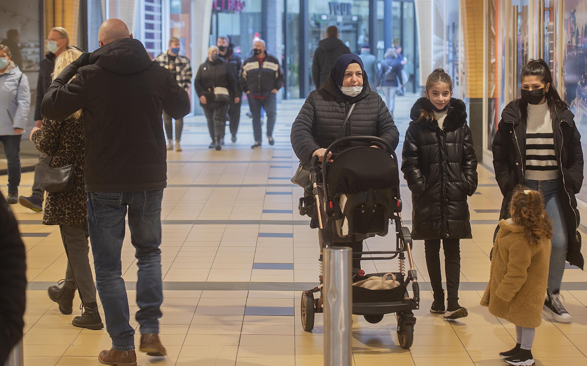 Extra koopzondag in Emmen trekt wel publiek, maar de meeste winkels